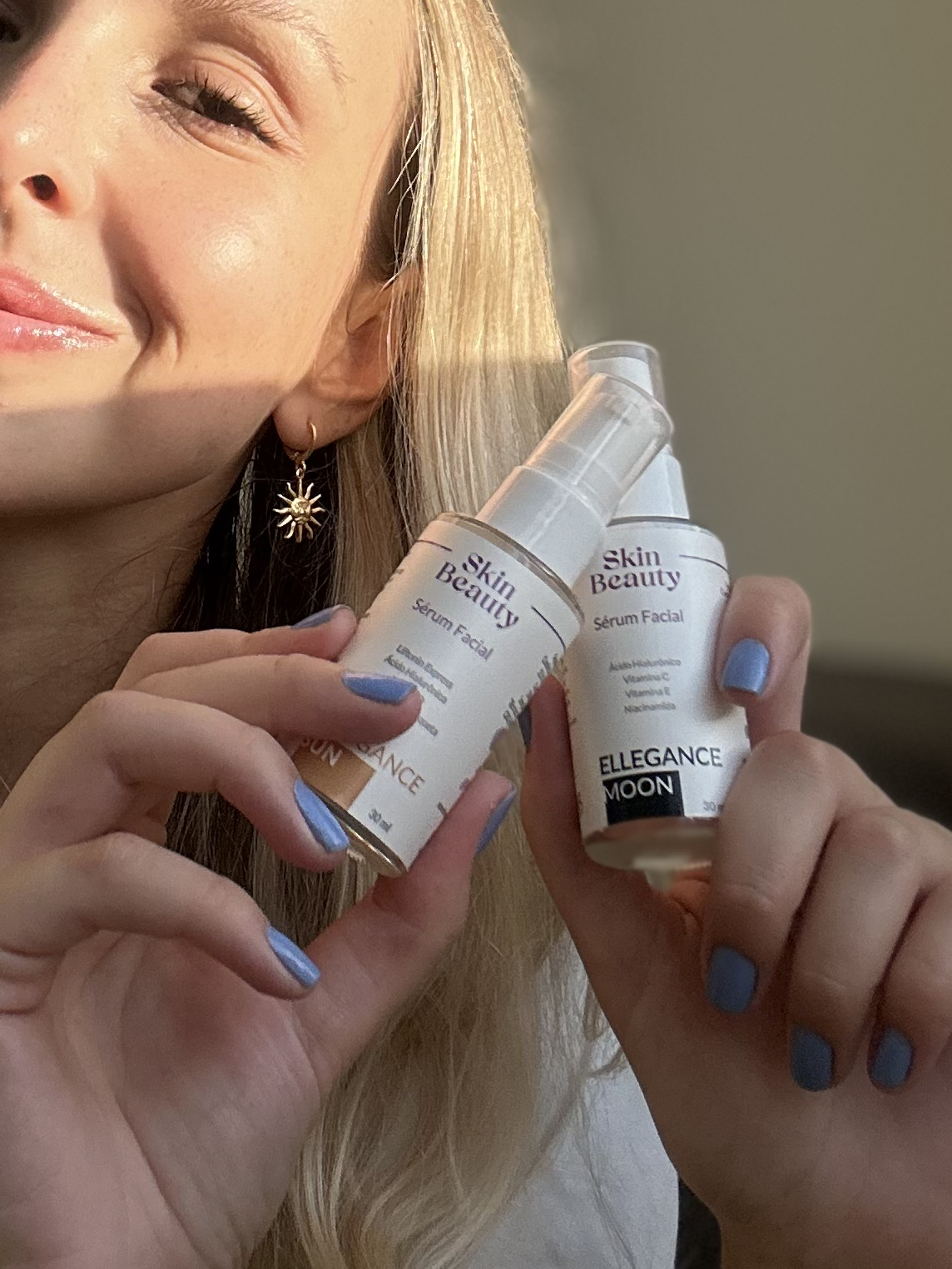 Mão segurando três produtos Skin Beauty em frente a plantas